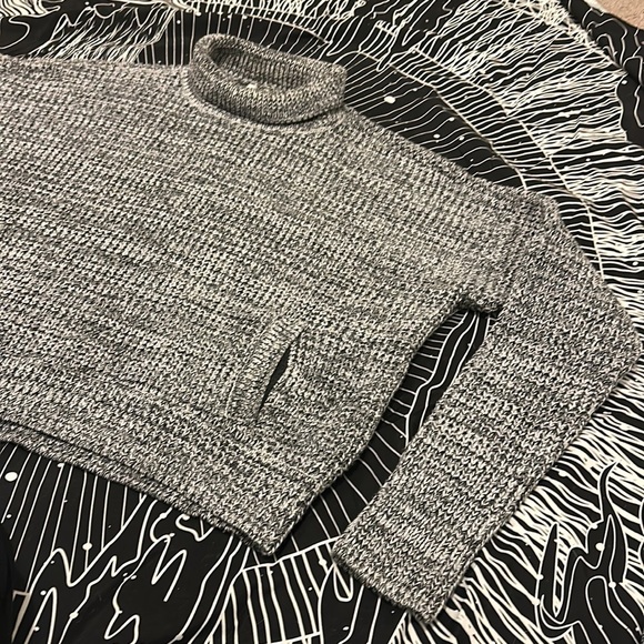 Victoria’s Secret Chic Thick Cropped Grey Knit Turtleneck Pullover Sweater Sz L - Picture 9 of 10